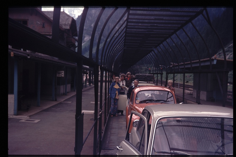 15.Tauerntunnel jul 1975 Rino,Mama,Brigitte,Marion,Peter.JPG